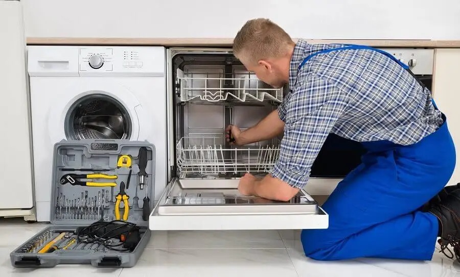 Balçova Electrolux servisi teknisyen ekibi beyaz eşya tamiri yaparken